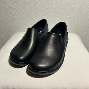 Brand New Women’s KLOGS “Ascent” leather clogs in black leather